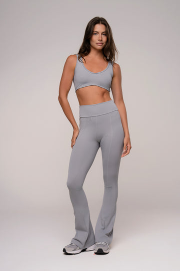 Conjunto Legging Flare e Top Essentials Cinza Claro