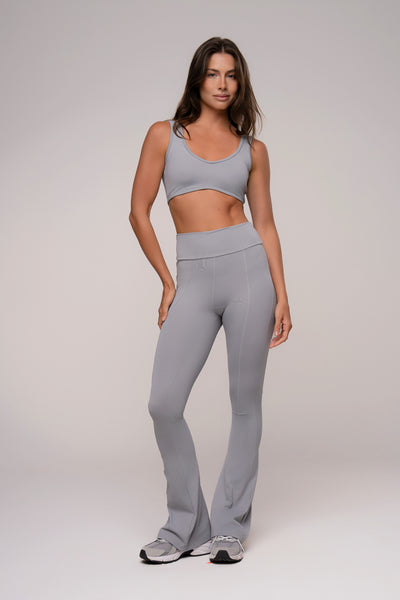 Conjunto Legging Flare e Top Essentials Cinza Claro