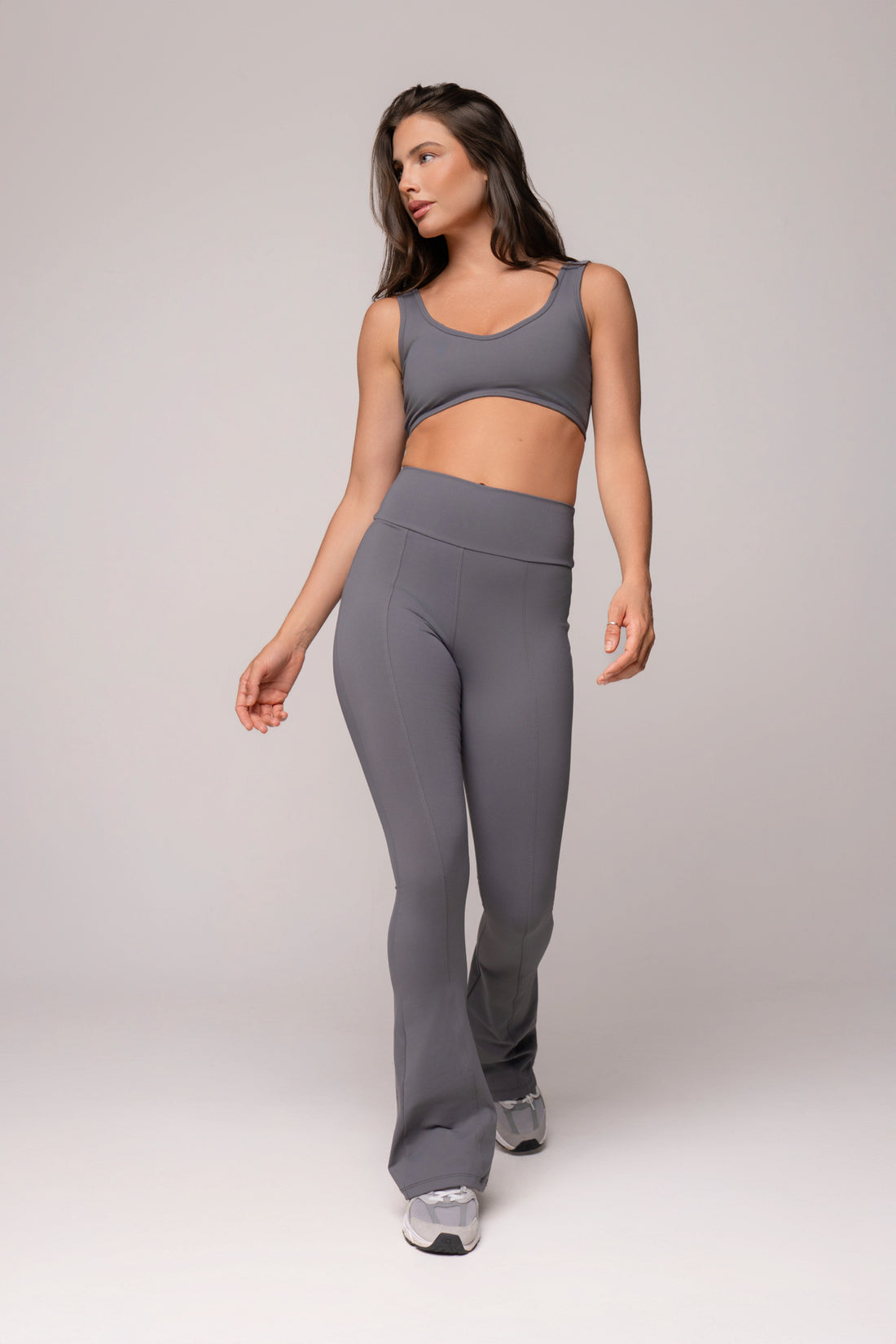 Conjunto Legging Flare e Top Essentials Grafite